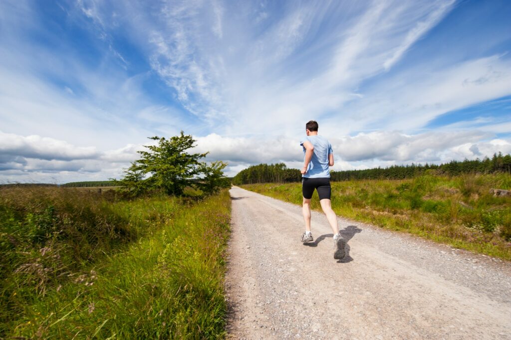 Fitness - Mann rennt auf Feldweg