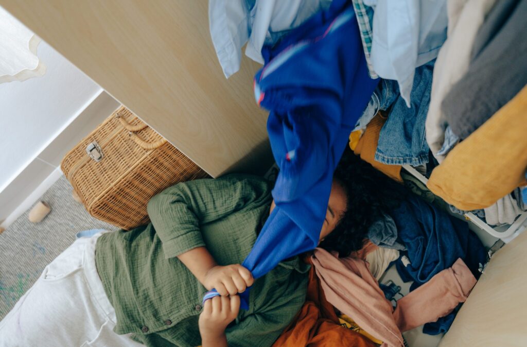 Zu Hause Anprobieren vor Kleiderschrank