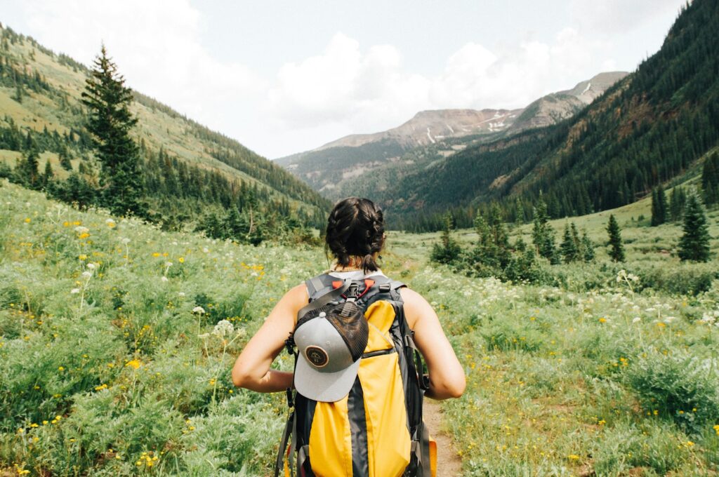 Outdoor - Wandern durch die Natur mit Rucksack, Wanderschuhen und Wanderkleidung.